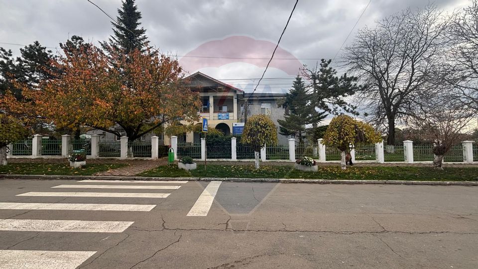 Teren cu constructie, central,  oras Negru Voda-vis-a-vis de Primarie