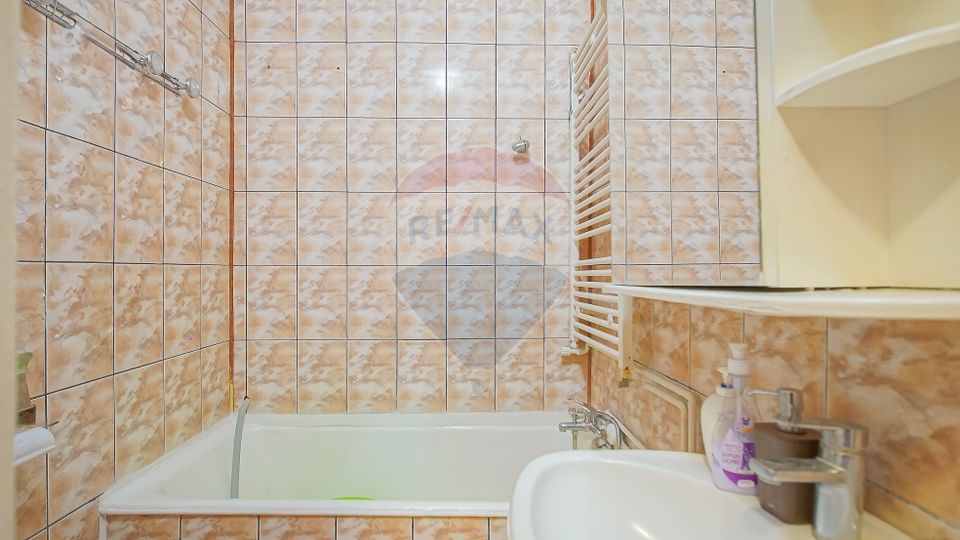 Proprietate cu 2 apartamente și garaj, Schei