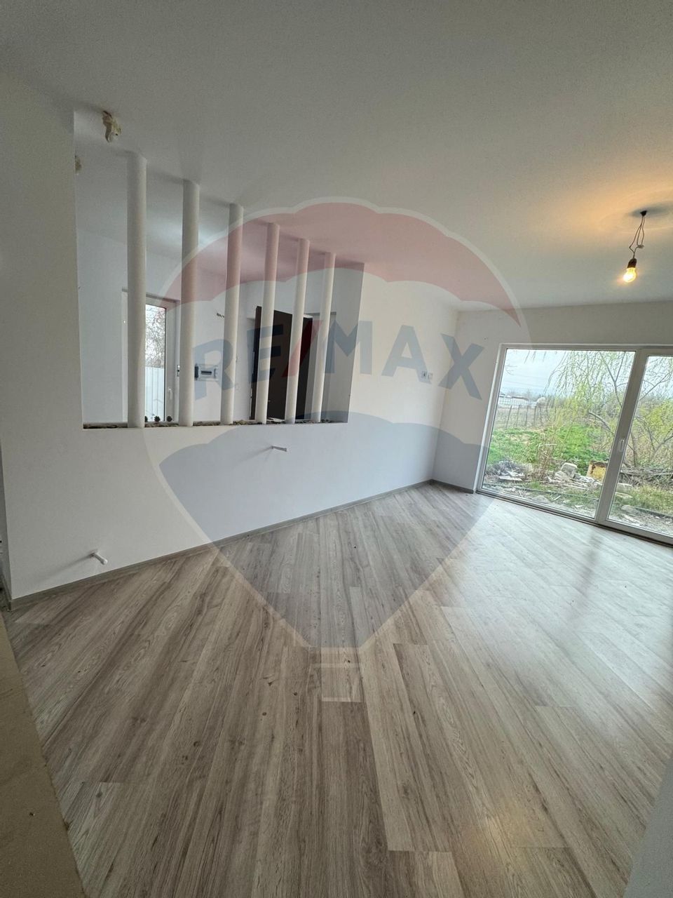 Casă / Vilă cu 8 camere de vânzare în zona Est