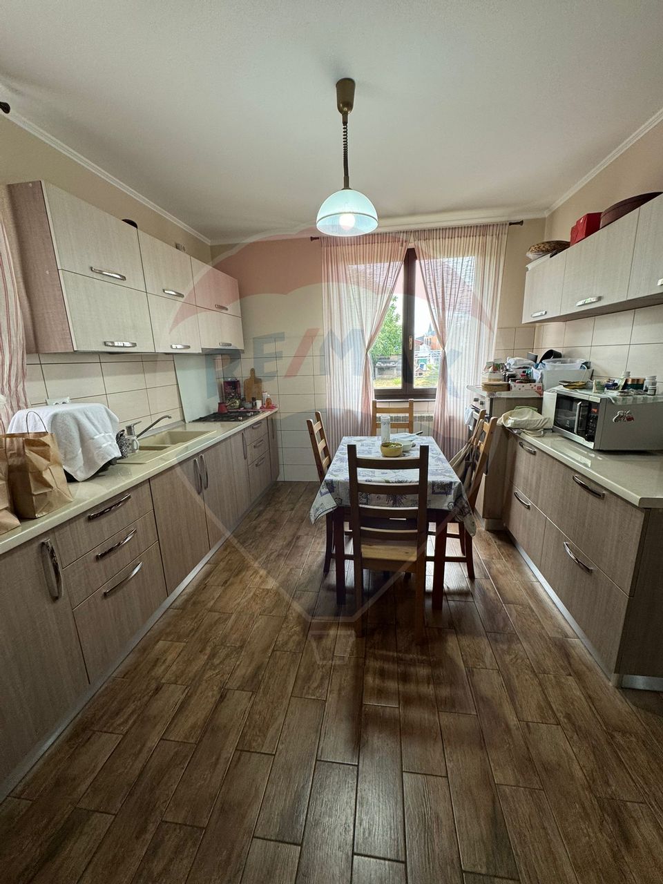 Casă / Vilă nouă cu 5 camere + casă bătranească renovată