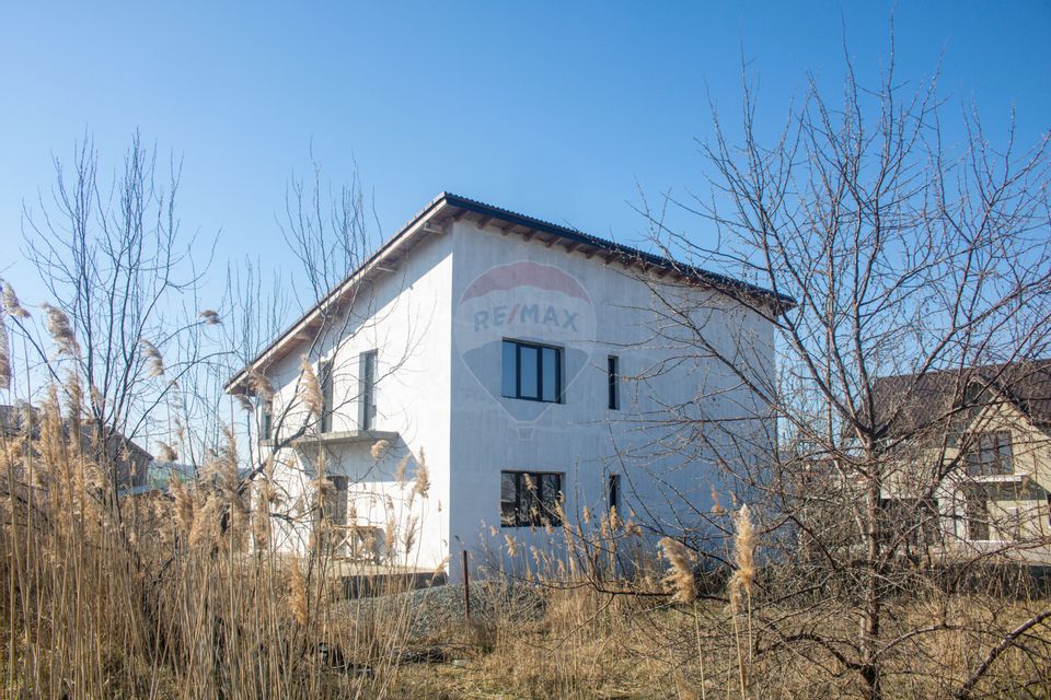 Casă / Vilă cu 4 camere de vânzare /zona Baltag