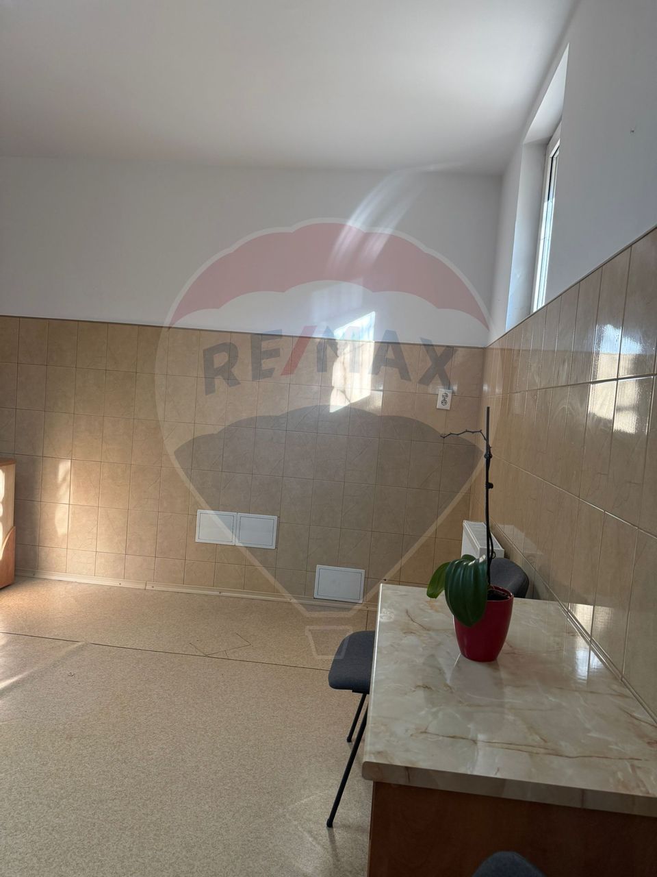 25sq.m Commercial Space for rent, Ultracentral area