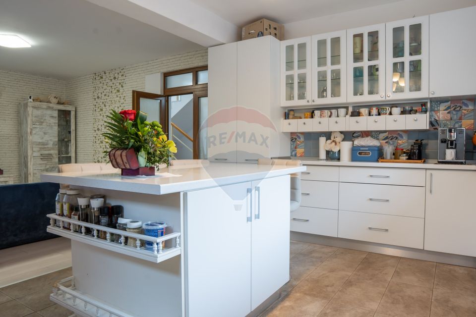 DE VANZARE Reședință Premium cu Piscină și Teren Generos – Chiajna