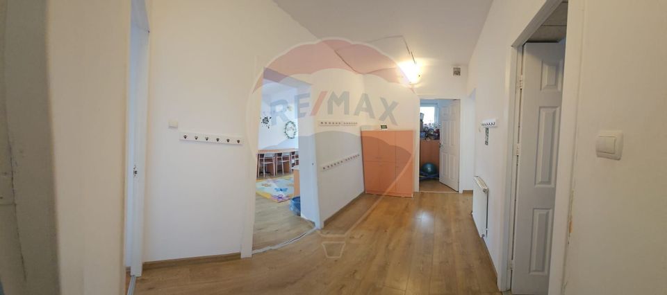 Casă / Vilă cu 6 camere de vânzare în zona Ozana-Pallady