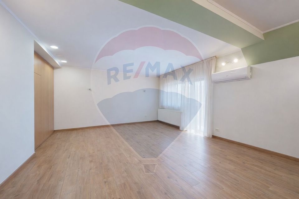 741sq.m Commercial Space for sale