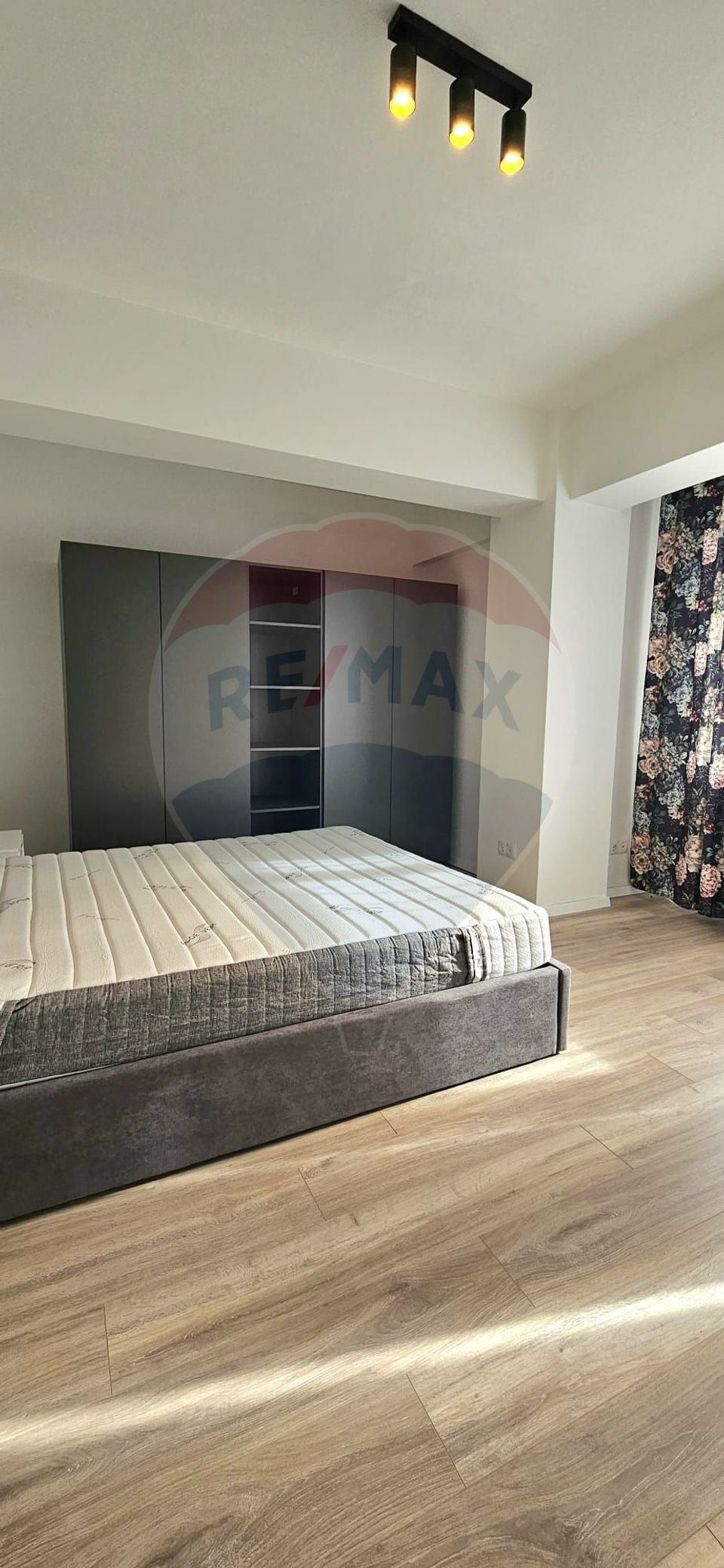 Apartament cu 3 camere de închiriat în zona Central