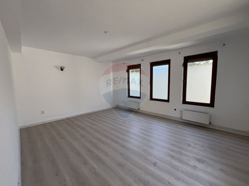 Casă cu 6 camere de vânzare în Pitești