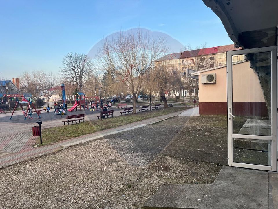 57sq.m Commercial Space for rent, Ultracentral area