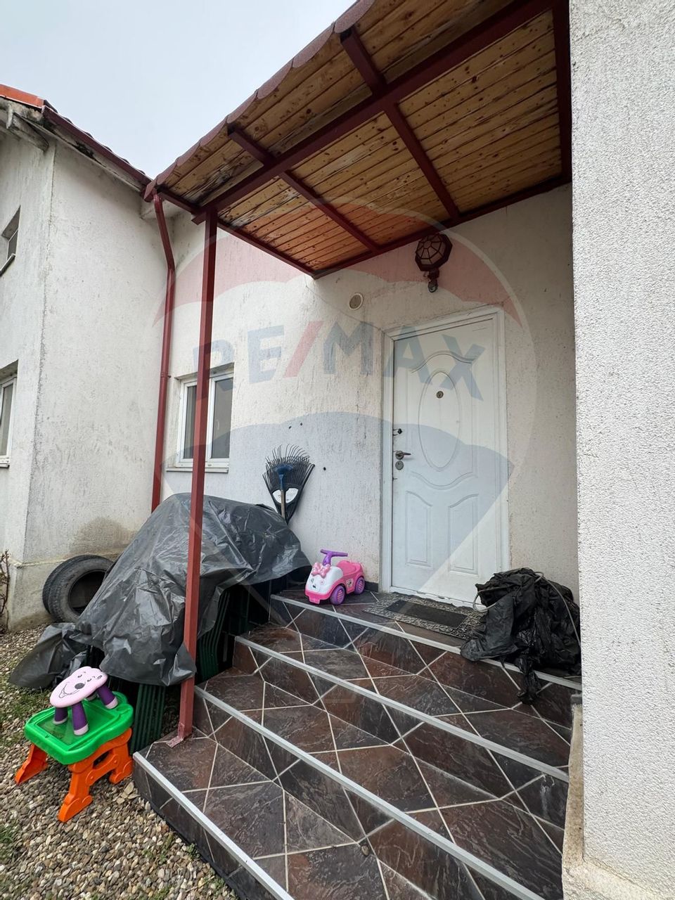 Casă / Vilă cu 8 camere de vânzare în zona Est