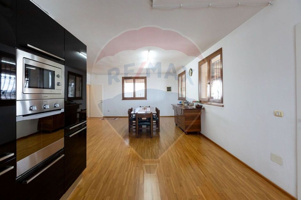 8 room House / Villa for sale