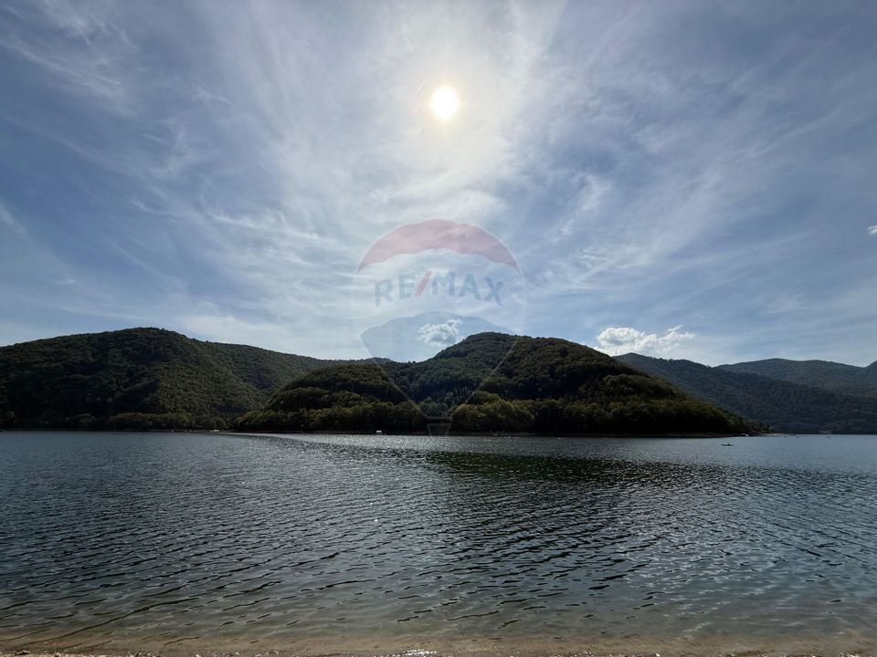 Teren intravilan cu deschidere la lacul Tarnița