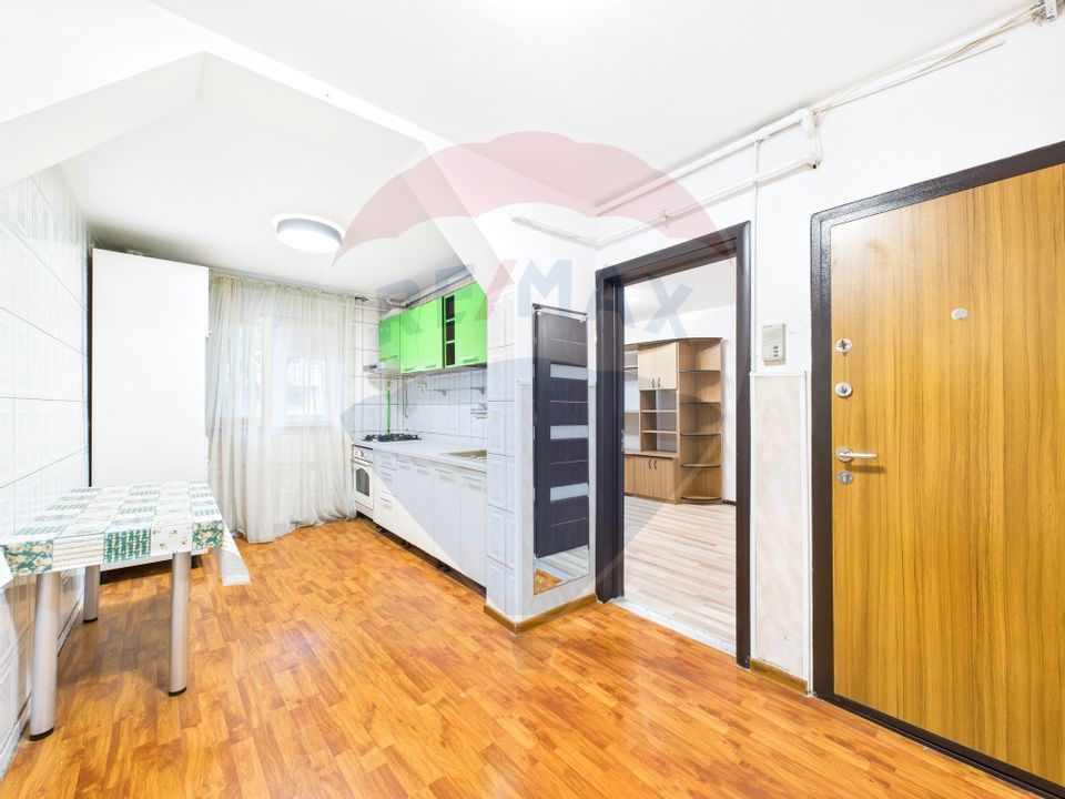 Apartament cu 4 camere de vânzare în zona Rahova