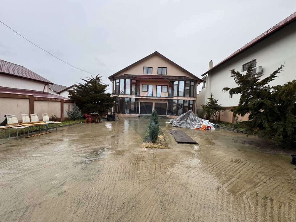 Casă / Vilă cu 7 camere de închiriat Lumina