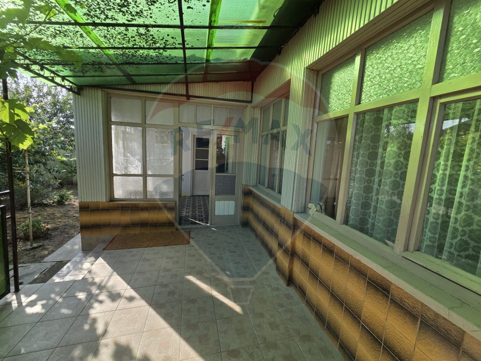 Casă cu gradina si solarii de legume