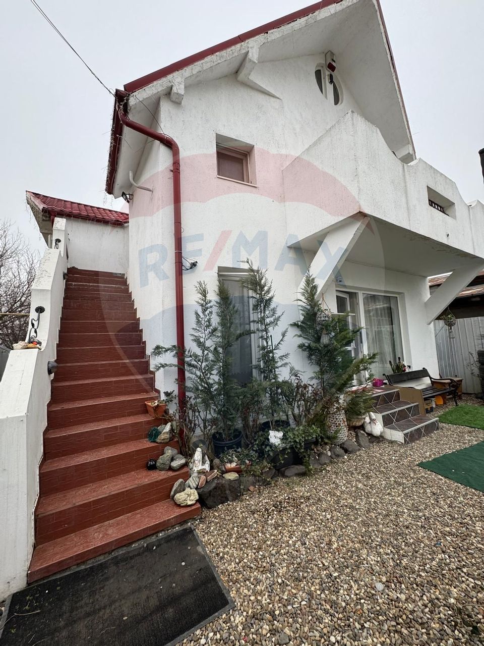 Casă / Vilă cu 8 camere de vânzare în zona Est