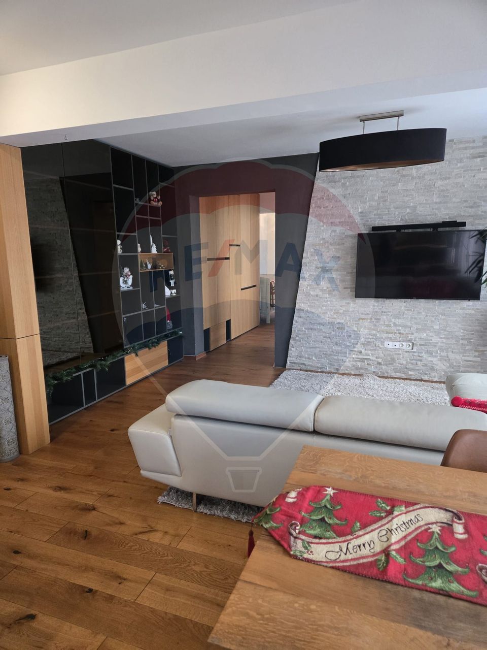 Apartament de lux cu 3 camere de închiriat