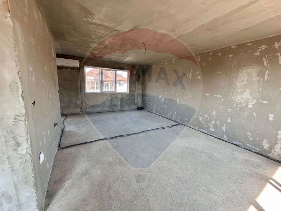 Casă  de vanzare la gri cu 4 camere,teren 552mp in Les