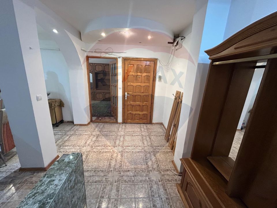 Apartament 3 camere  -1 Mai (in spate la Pelendava)